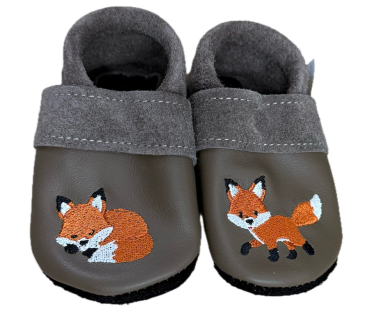 Lederpuschen Fuchs auf Schlamm