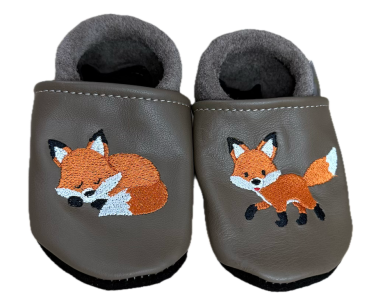 Krabbelschuhe Fuchs auf Schlamm