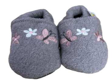 Wollwalkpuschen in grau mit Schmetterling