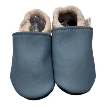 Krabbelschuhe in taubenblau verfärbung auf Vorderteil