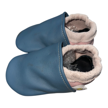 Lederpuschen in taubenblau verfärbung auf Vorderteil