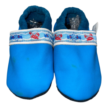 Krabbelschuhe in blau mit Webband Fische auf weiß
