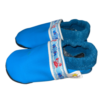 Krabbelschuhe in blau mit Webband Fische auf weiß
