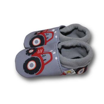 Vegane Krabbelschuhe roter Trecker auf grau