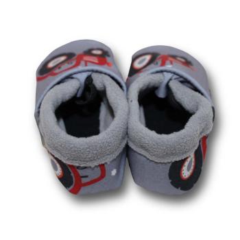 Vegane Krabbelschuhe roter Trecker auf grau
