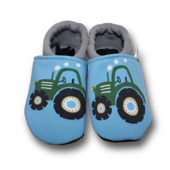 Vegane Krabbelschuhe grüner Trecker auf blau