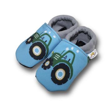 Vegane Krabbelschuhe grüner Trecker auf blau