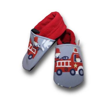Vegane Krabbelschuhe Feuerwehr auf grau
