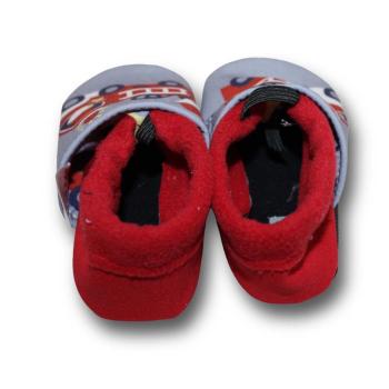 Vegane Krabbelschuhe Feuerwehr auf grau