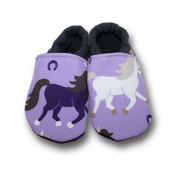 Vegane Krabbelschuhe Pferd auf lila