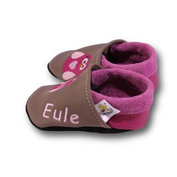 Krabbelschuhe Eule auf schlamm