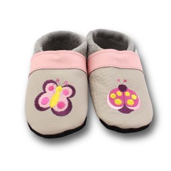 Krabbelschuhe Käfer auf grau