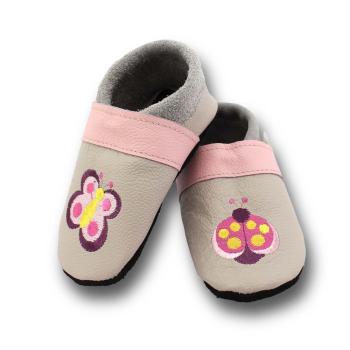 Krabbelschuhe Käfer auf grau