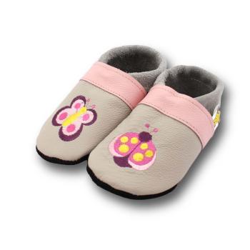 Krabbelschuhe Käfer auf grau