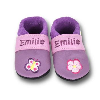 Krabbelschuhe Schmetterling auf lila
