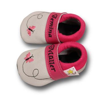 Krabbelschuhe Schmetterling im Flug auf grau