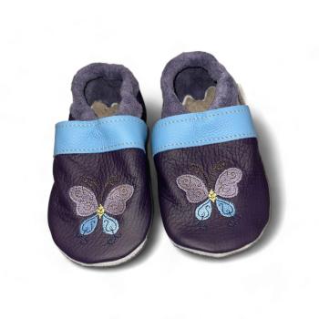 Lederpuschen  Schmetterling auf darkviolett
