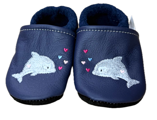 Krabbelschuhe Delfin auf grau