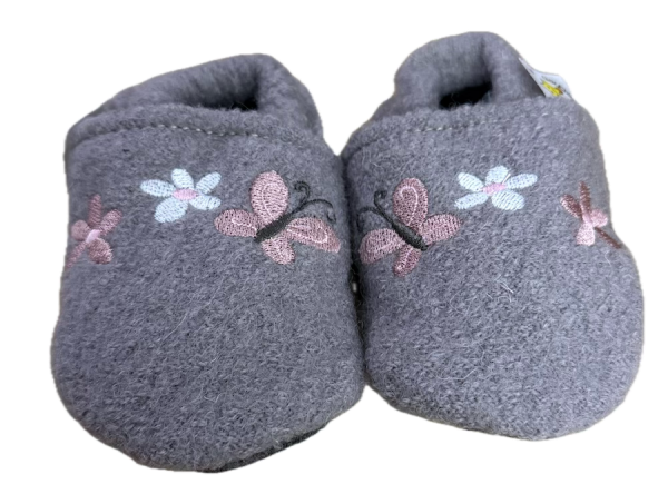 Wollwalkpuschen in grau mit Schmetterling