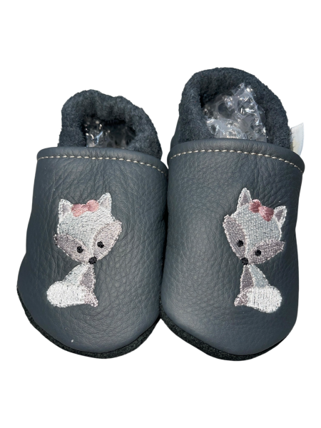 Lederpuschen Schneefuchs auf grau