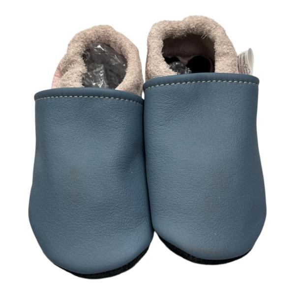 Krabbelschuhe in taubenblau verfärbung auf Vorderteil