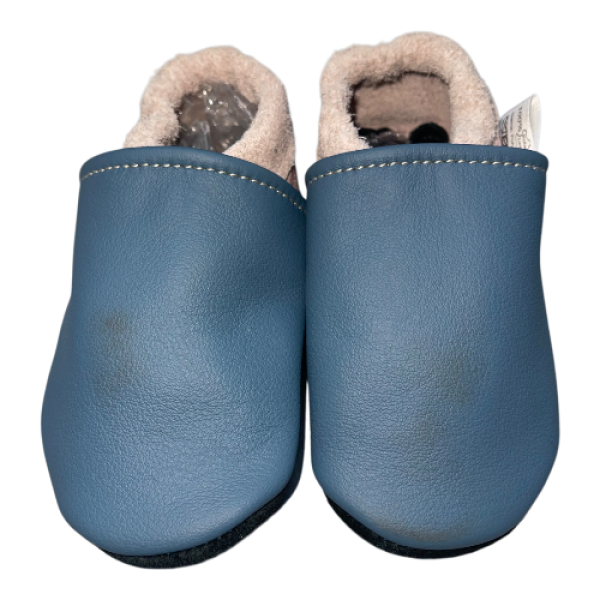 Krabbelschuhe in taubenblau verfärbung auf Vorderteil