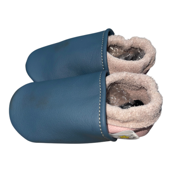 Krabbelschuhe in taubenblau verfärbung auf Vorderteil