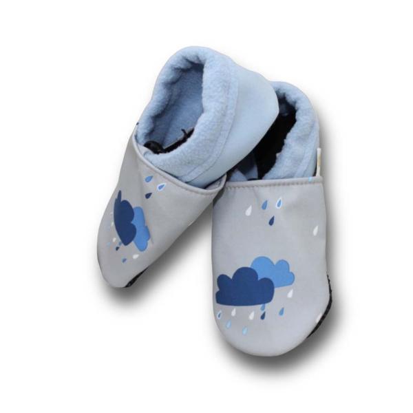 Vegane Krabbelpuschen grau mit blauen Wolken