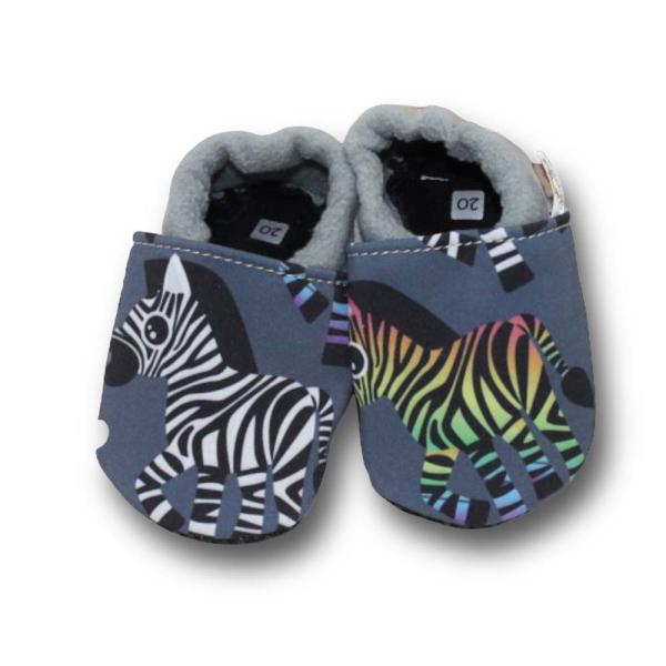 Vegane Krabbelpuschen Zebra auf grau