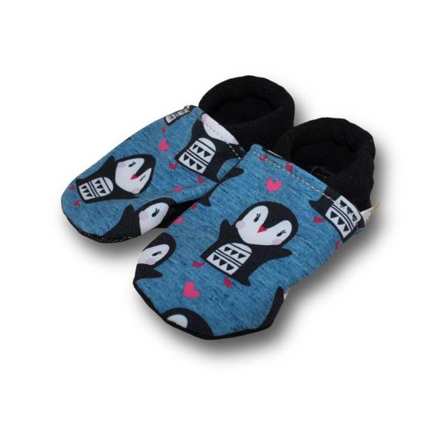 Vegane Krabbelschuhe Pinguin auf blau