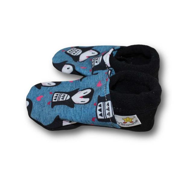 Vegane Krabbelschuhe Pinguin auf blau
