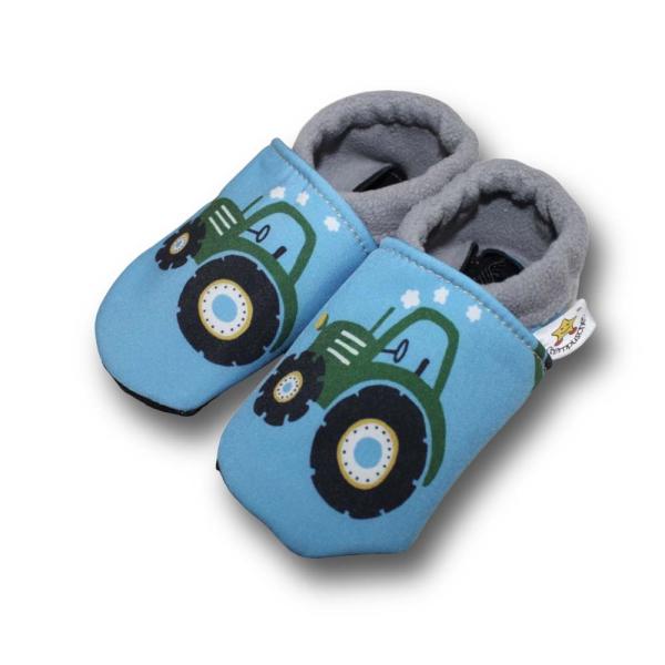 Vegane Krabbelschuhe grüner Trecker auf blau