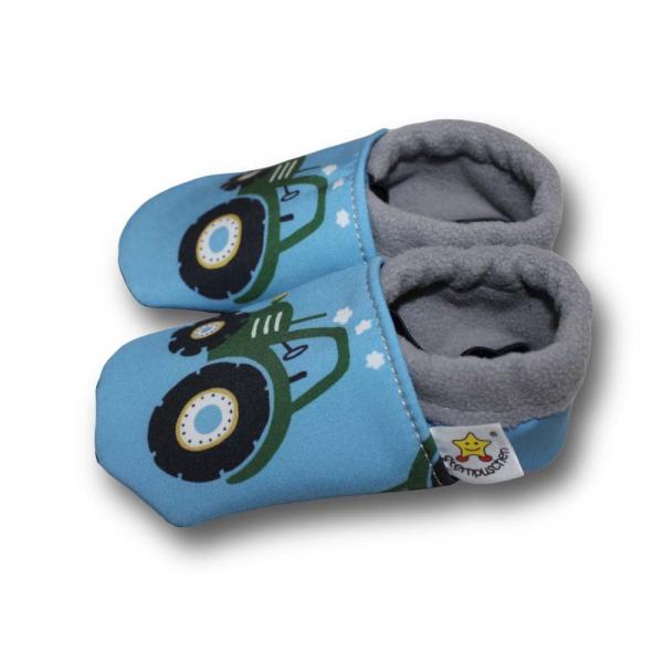 Vegane Krabbelschuhe grüner Trecker auf blau