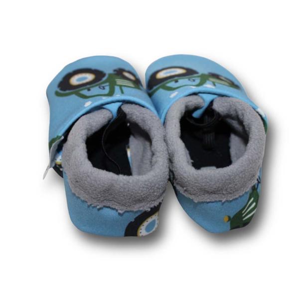Vegane Krabbelschuhe grüner Trecker auf blau