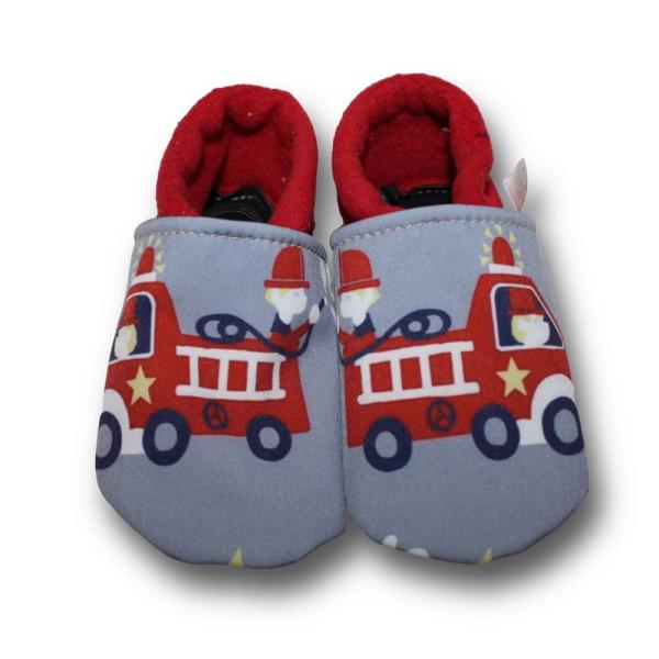 Vegane Krabbelschuhe Feuerwehr auf grau