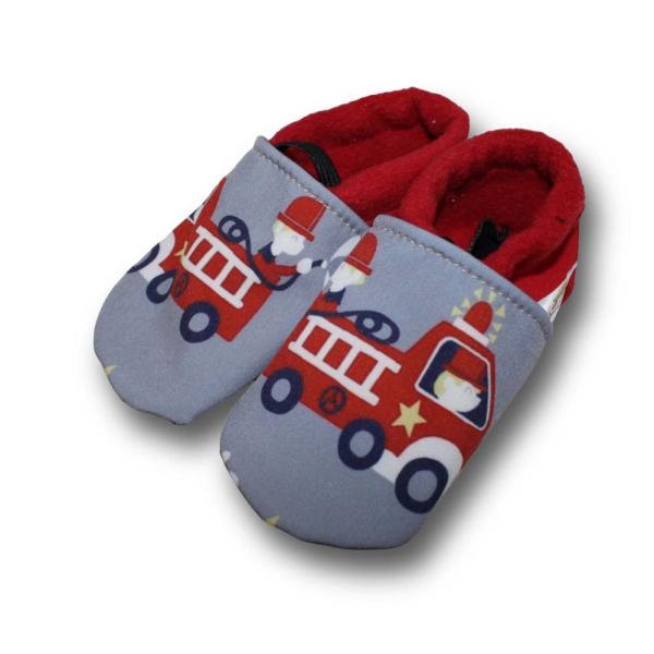 Vegane Krabbelschuhe Feuerwehr auf grau