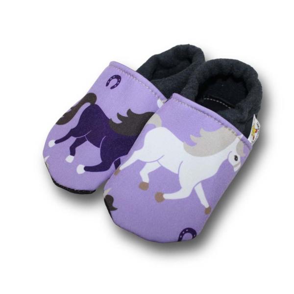 Vegane Krabbelschuhe Pferd auf lila