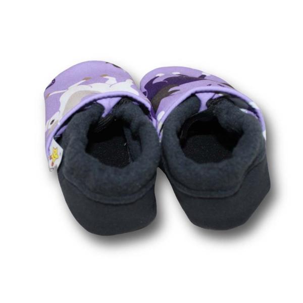 Vegane Krabbelschuhe Pferd auf lila