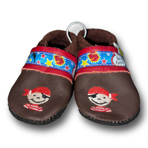 Lederpuschen braun mit Pirat