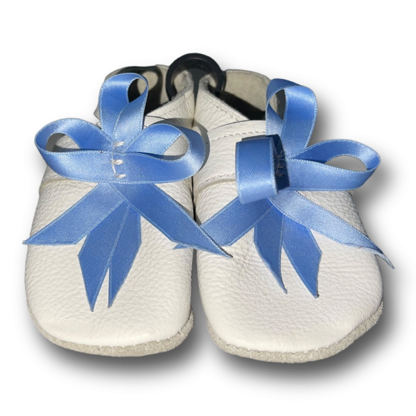 Taufschuhe mit blauer Schleife
