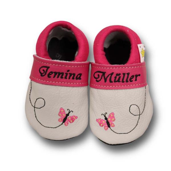 Krabbelschuhe Schmetterling im Flug auf grau