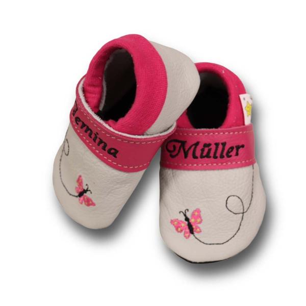 Krabbelschuhe Schmetterling im Flug auf grau