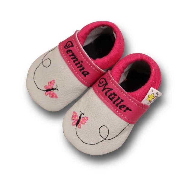 Krabbelschuhe Schmetterling im Flug auf grau