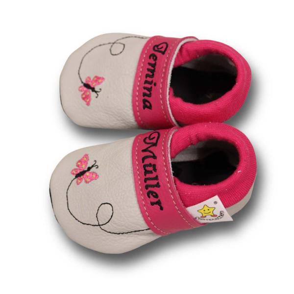 Krabbelschuhe Schmetterling im Flug auf grau