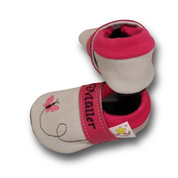Krabbelschuhe Schmetterling im Flug auf grau