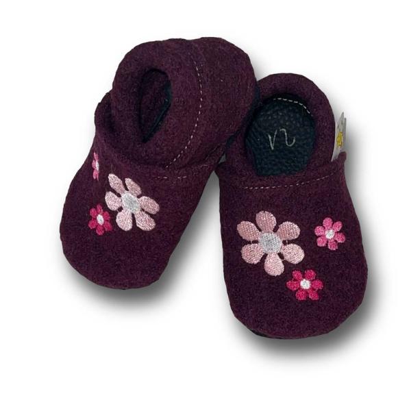 Walkloden-Puschen Blume auf Brombeere