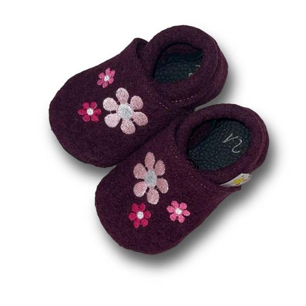 Walkloden-Puschen Blume auf Brombeere