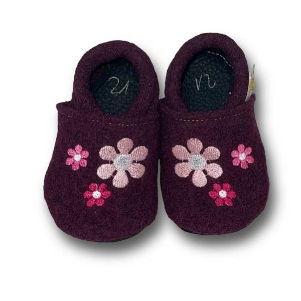 Walkloden-Puschen Blume auf Brombeere